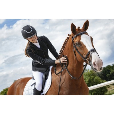 Cavaleira em traje formal montada num cavalo castanho com sela branca ao ar livre