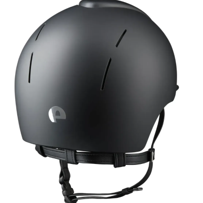 Capacete preto mate com fivela ajustável e ventilação