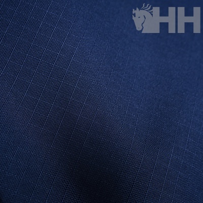 Tecido azul escuro com textura e logótipo HH cinzento