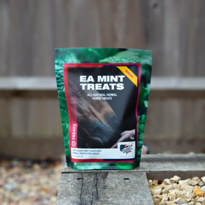 Saco de petiscos EA Mint Treats para cavalos com imagem de cavalo em cima de madeira ao ar livre