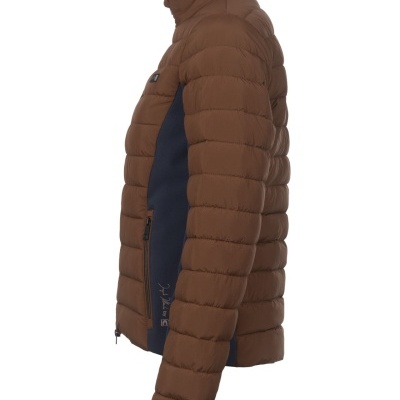 Casaco puffer castanho com painéis azuis escuros e fechos pretos