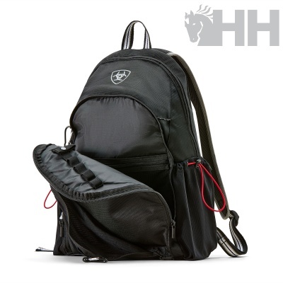 Mochila preta com bolsos e logótipo branco, com cordão vermelho, sobre fundo branco e logótipo HH no canto