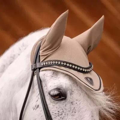 Cabeça de cavalo cinzento com gorro bege e detalhes em preto e brilhantes