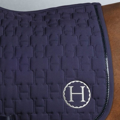 Tapete de sela azul escuro acolchoado com logotipo 'H' branco