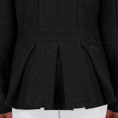 Blusa preta texturada com franzido na cintura e calças brancas