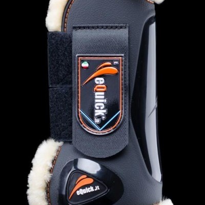 Proteção equestre preta com forro branco e etiquetas eQuick.it