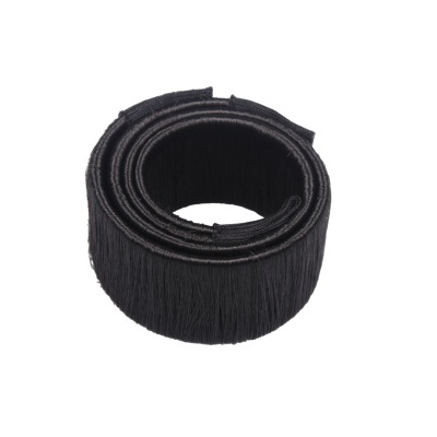 Rolo de franja preta de fios finos e densos em fundo branco
