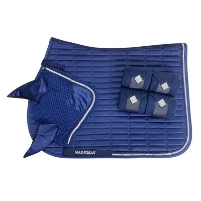 Conjunto de equipamentos equestres azuis com manta acolchoada, proteção de orelhas e bandagens.