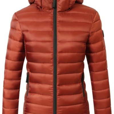 Casaco acolchoado de cor castanha alaranjada com capuz e fecho preto