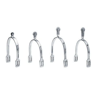 Quatro esporas metálicas prateadas isoladas com fundo branco