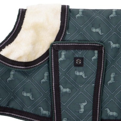 Manta de cavalo verde escura com padrão de cavalos e forro peludo bege