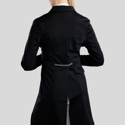 Casaco feminino preto comprido visto de trás com detalhe cinza refletor