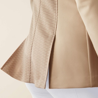 Blazer bege claro feminino com padrão zigzag e calças brancas