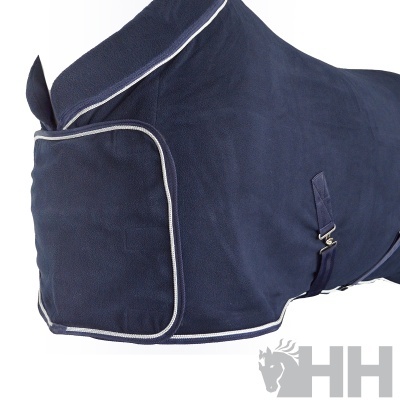 Cobertura para cavalo azul escuro com bordas brancas e fecho metálico