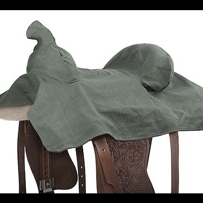 Capa protetora cinzenta sobre arreio de cavalo de couro castanho