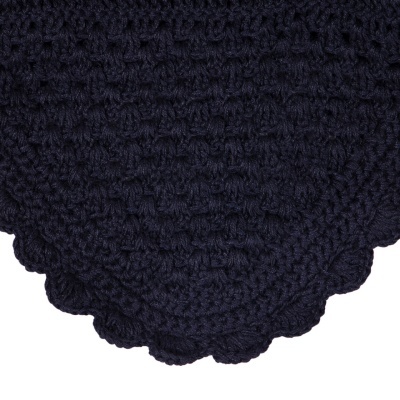 Pano tecido azul-marinho com padrão de pontos e borda ondulada