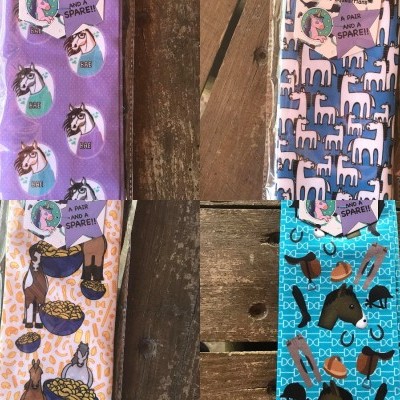 Quatro embalagens de fatias de pão com desenhos de cavalos em papéis coloridos