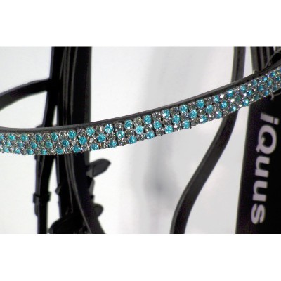 Peça de equipamento equestre com cristais azuis e prateados