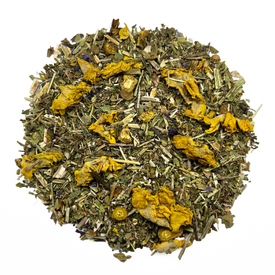 Mistura de ervas secas com pétalas amarelas sobre fundo branco