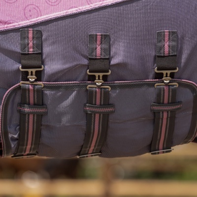 Manta para cavalo roxa com tiras pretas e rosa e fivelas metálicas
