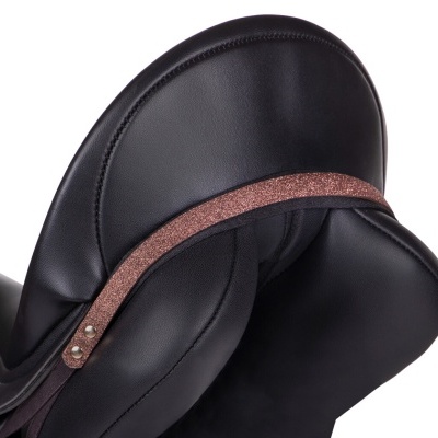 Sela de equitação preta em material sintético com tira decorativa castanho-dourada brilhante
