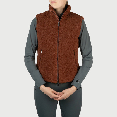 Colete feminino castanho felpudo com fecho central e blusa cinza de manga comprida