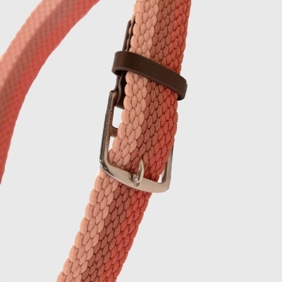 Cinto trançado rosa com fivela metálica prateada e passador castanho