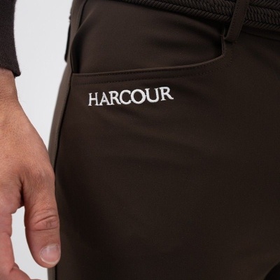 Calças castanhas HARCOUR com cinto e camisola castanha escura