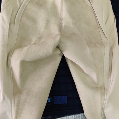 Calças de montaria em pele bege com reforço acolchoado