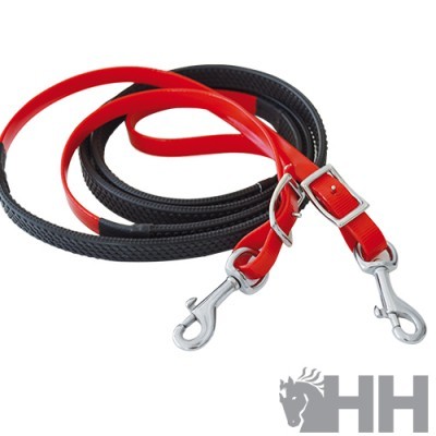 Dois trelas para cão, vermelha e preta, com ganchos metálicos.