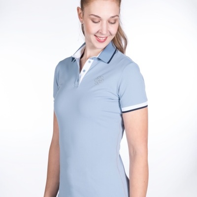 mulher com polo azul clara e calças pretas sobre fundo branco