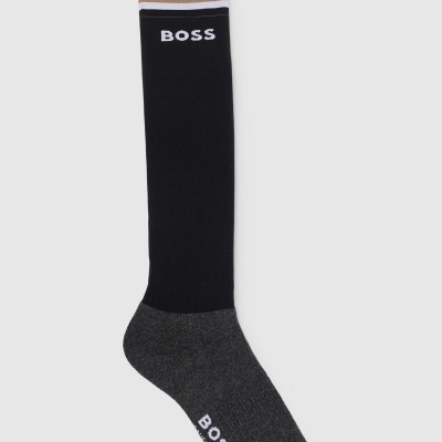 Meia comprida preta e cinza escuro com logo BOSS e faixa bege e branca