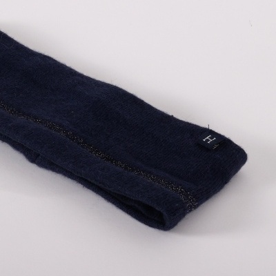 Parte de roupa azul escuro com etiqueta 'H' num fundo branco