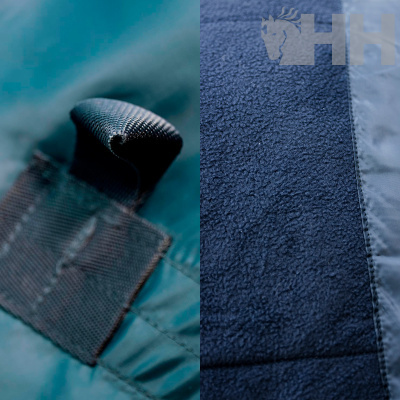 Foco em tecido azul com textura tipo lã e laço preto sintético costurado