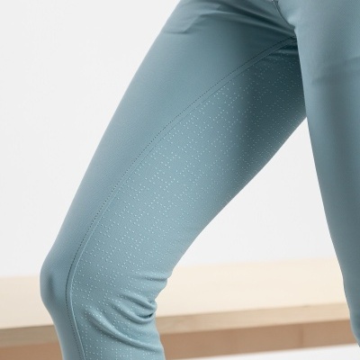 Calças azul claro justas com textura pontilhada na perna e botas pretas