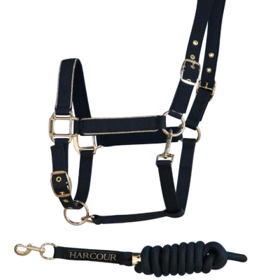 Cabresto e cabo de corda para cavalo preto com detalhes dourados e texto HARCOUR.