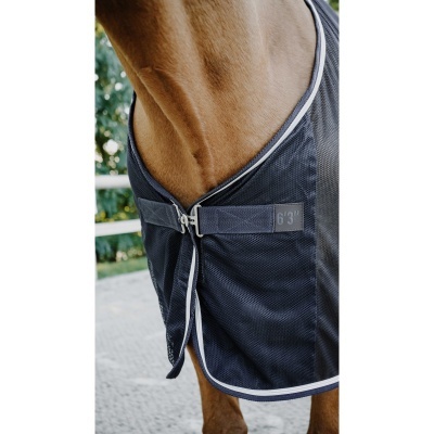 Cobertura azul escuro para cavalo com fivela e etiqueta 63