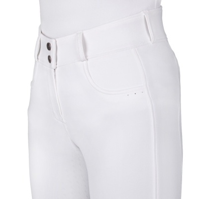 Calças brancas com bolsos e botões metálicos