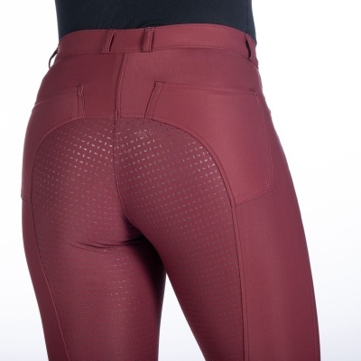 Calças vermelhas com detalhe pontilhado antiderrapante e bolsos na parte traseira.