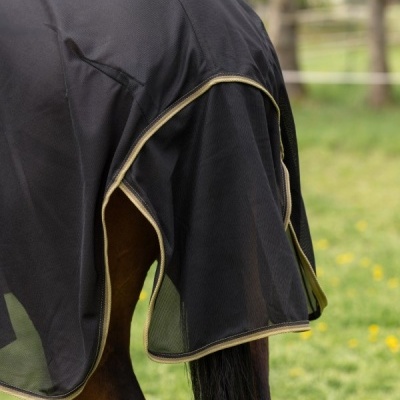 Cobertura preta para cavalo com tecido em malha sobre a cauda em parque verde
