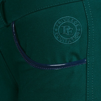 Detalhe de roupa verde escura com bolso e logótipo bordado Privilege Equiation