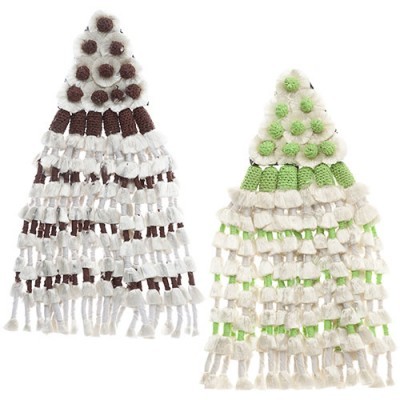 Dois cachecóis tricotados castanho e creme, verde e creme com franjas e pompons.