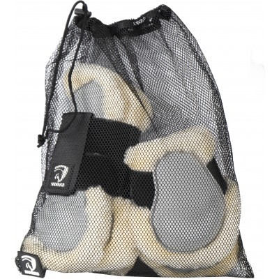 Saco de malha preto com quatro botas para cavalos em tecido bege e sola cinzenta