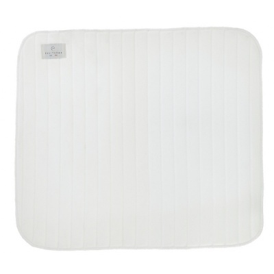 Tapete branco acolchoado com etiqueta cinza no canto superior esquerdo