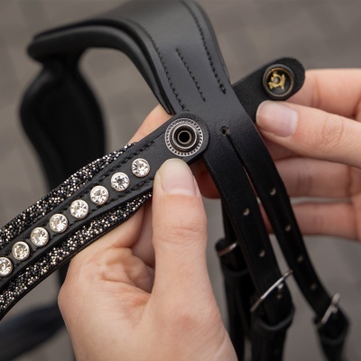Correia de couro preta com cristais e botão metálico