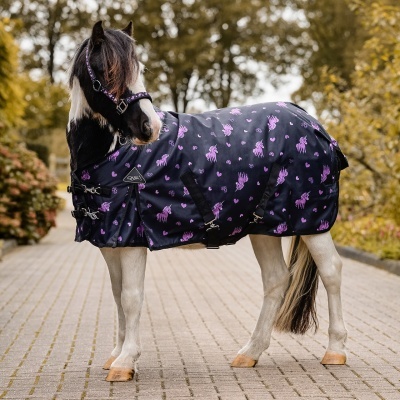 Cavalo com manta preta de unicórnios roxos e corações com fivelas negras