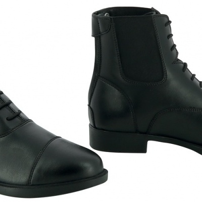 Botas pretas de couro com atacadores e laterais em tecido elástico