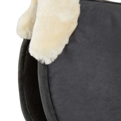 Sela de cavalo preta com acolchoado branco