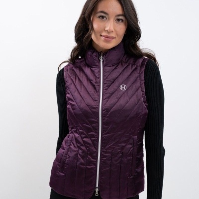 Colete feminino roxo acolchoado com fecho de correr e logo branco no peito.