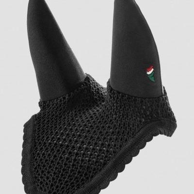 Máscara preta de malha com orelhas pontiagudas e bordado colorido